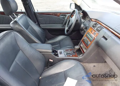 1999 Mercedes-Benz E 320 z USA, uszkodzony, nr VIN WDBJF65H2XA921188